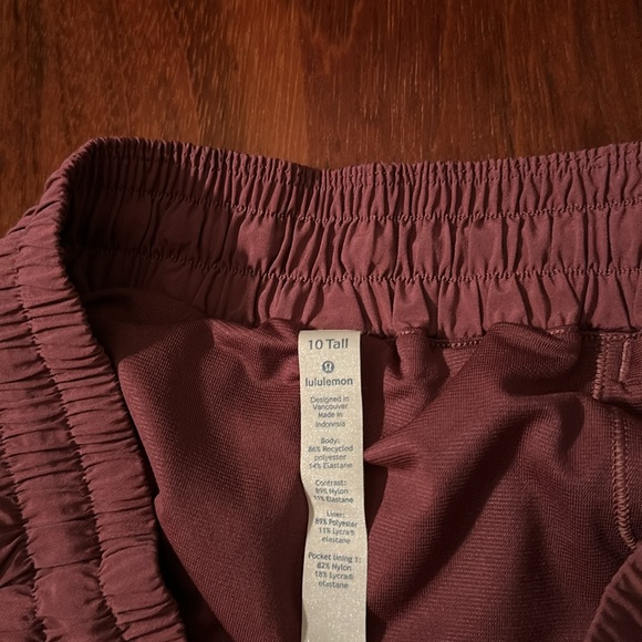 Lululemon Hotty Hot Shorts 10 Tall - Picture 4 of 4